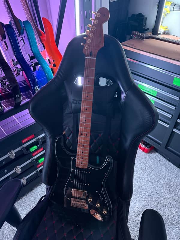 Fender PARTSCASTER Player Stratocaster with Rossted Maple Fretboard 2021 - Black with Gold Hardware