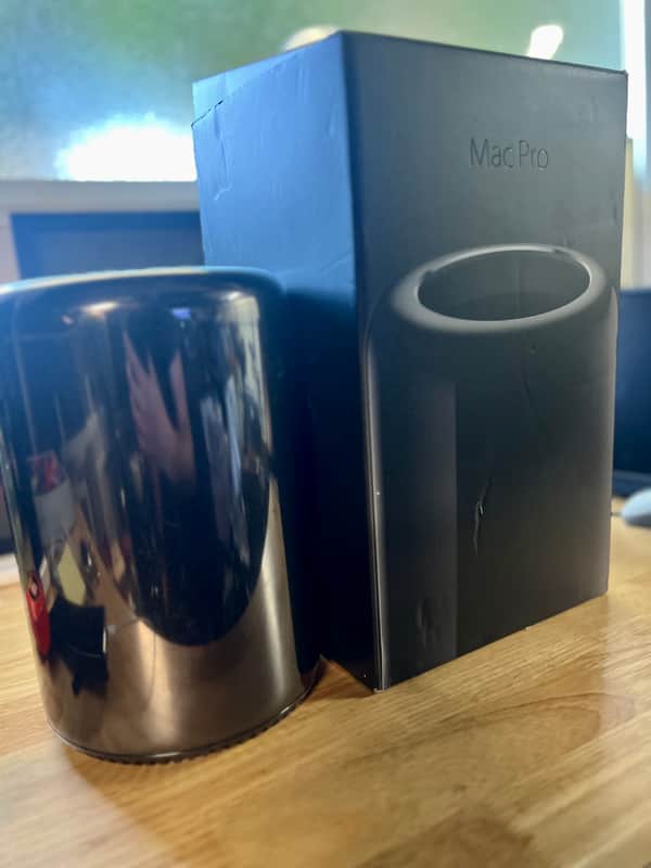 Apple Apple Mac Pro 2013 6-Core 3.5GHz 32GB 500GB Dual FirePro D500 — Original Box 2013 - Black Mirror image 1