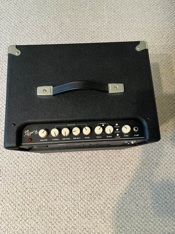 Fender Fender Rumble 40 Bass Combo (V3) – 40W 1x10 2019 - Black Tolex Silver and Grey Grill
