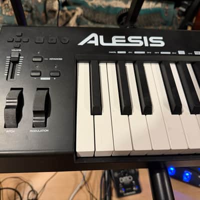 Alesis Q88 MKII 88-Key USB MIDI Keyboard Controller 2021 - Present - Black image 2