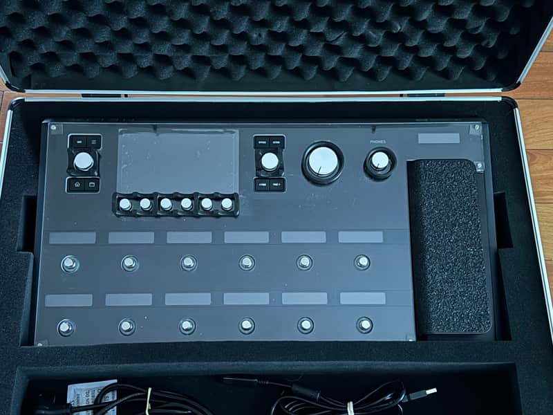 Line 6 Helix Floor 2015 - Present - Black WITH SCREENGUARD, PADDED HARD CASE image 1