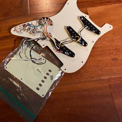 Fender Player Strat Stratocaster Hot 8K Alnico 5 Pickups Aged White/Green '62 Pickguard image 3
