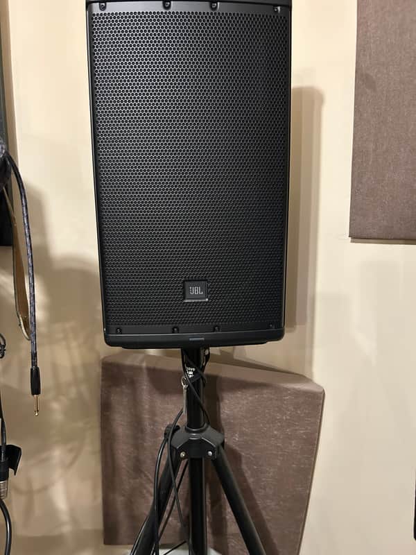 JBL EON712 2-Way 1300-Watt Powered Loudspeaker