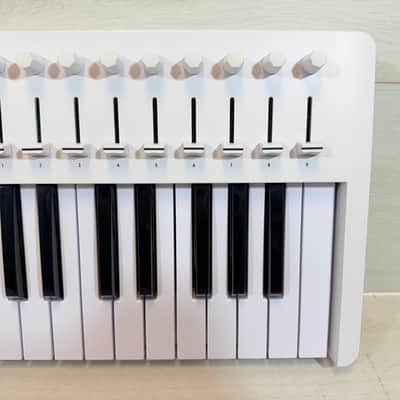 Arturia KeyLab Essential 49 MK3 USB MIDI Controller Keyboard White 2023 image 2