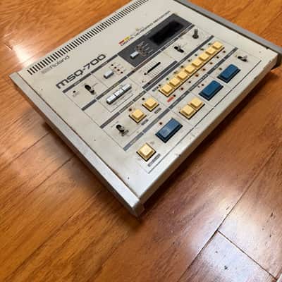 Roland MSQ-700 Multitrack Digital Keyboard Recorder 1984 - 1986 - Beige