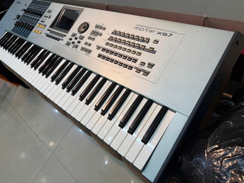 Yamaha Motif XS 7 Production Synthesizer Used in excellent condition