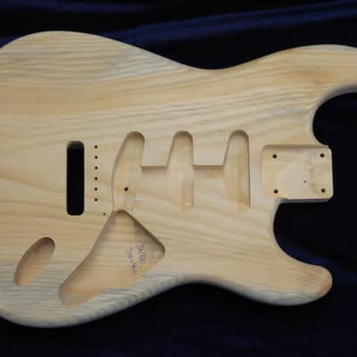 1 Piece 40yr Aged Pine Strat Style body - 3lbs 4oz #3672 *IMPORT CHARGES INCLUDED image 2