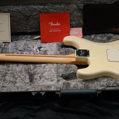 Fender American Professional Stratocaster with Maple Fretboard 2017 - 2019 - Olympic White image 8