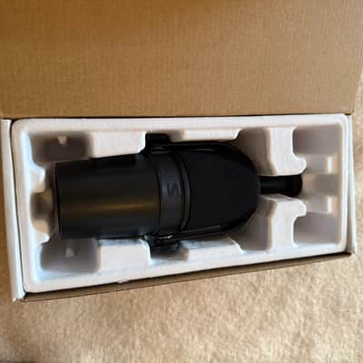 Shure MV7 Dynamic USB Podcast Microphone 2020 - Present - Black image 2