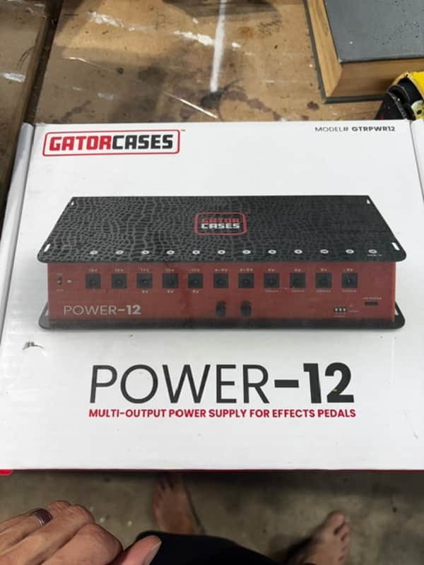 Gator Cases GTR-PWR-12 - alimentatore multiplo per pedal board (CE)