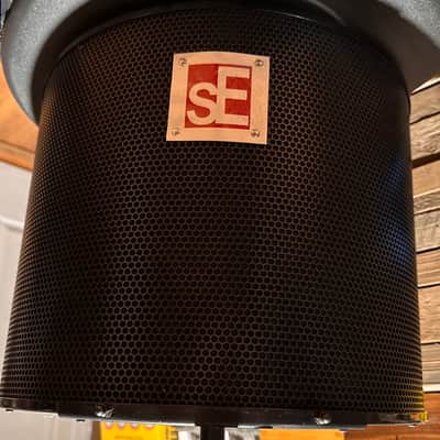 sE Electronics Reflexion Filter Pro with weighted stand image 2