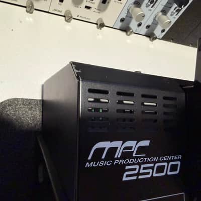 Akai MPC2500 with XL LCD Screen and paid JJOS image 15