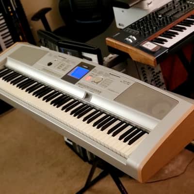 MUST SEE!!! YAMAHA DGX 505 SEMI-WEIGHTED 88-KEY DIGITAL PIANO IN AMAZING CONDITION! image 2