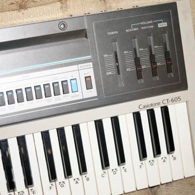 Casio Casiotone CT-605 1980s Keyboard (Black / Beige) image 4