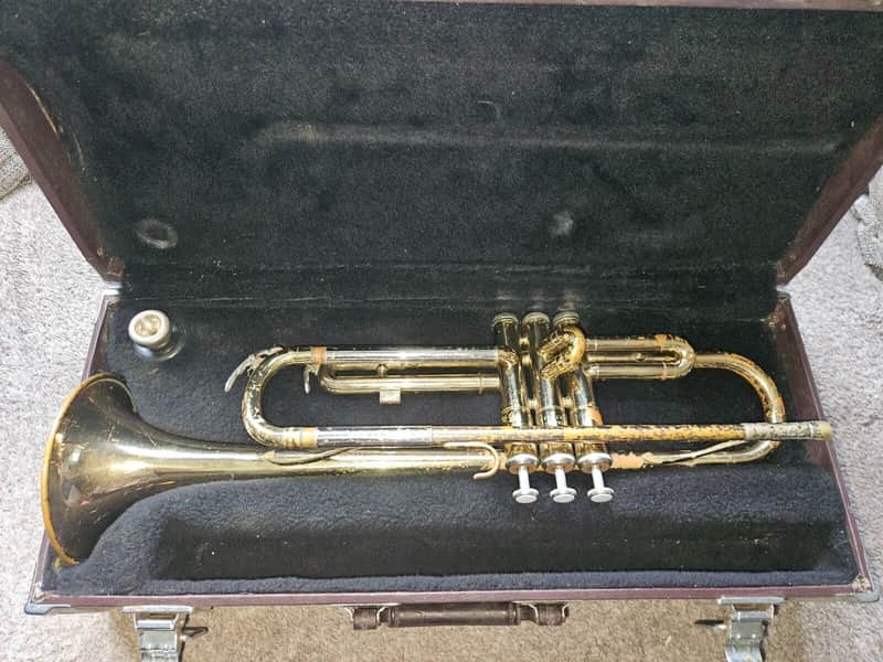 Yamaha YTR-2320 Trumpet. Japan. Good cond if get curves un-stuck. With case & MP image 1