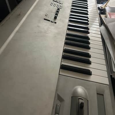 Korg Triton Studio 88-Key 120-Voice Polyphonic Workstation 2002 - 2005 - Silver