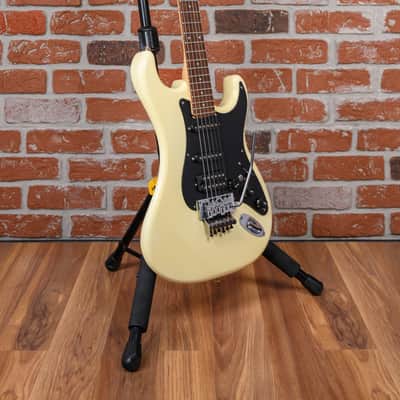 Kramer USA Pacer Deluxe White 1985 w/Hard Shell Case image 3