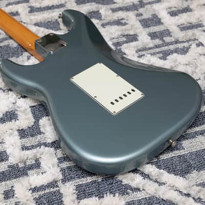 Fender Vintera '60s Stratocaster with Pau Ferro Fretboard 2019 - 2023 - Ice Blue Metallic image 8