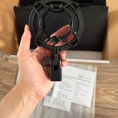 Audio-Technica AT2035 Microphone with Shock Mount, Pouch & Box image 3