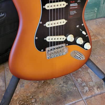 Fender Limited-Edition American Performer Stratocaster Spruce Satin Honey Burst w Deluxe Gig Bag image 8