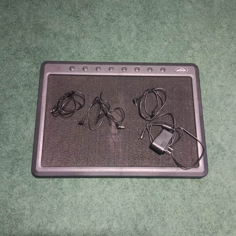 SKB 1SKB-PS-8 8-Port 9VDC Powered Pedalboard w/3 cables 2010s - Black image 1
