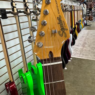 Squier Classic Vibe '60s Stratocaster with Laurel Fretboard - 3-Color Sunburst image 2