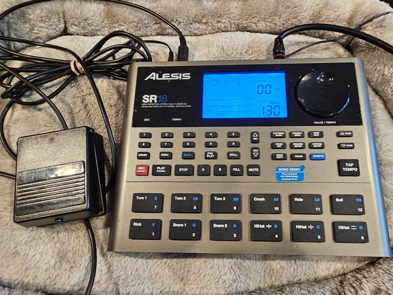 Alesis SR-18 Drum Machine image 1