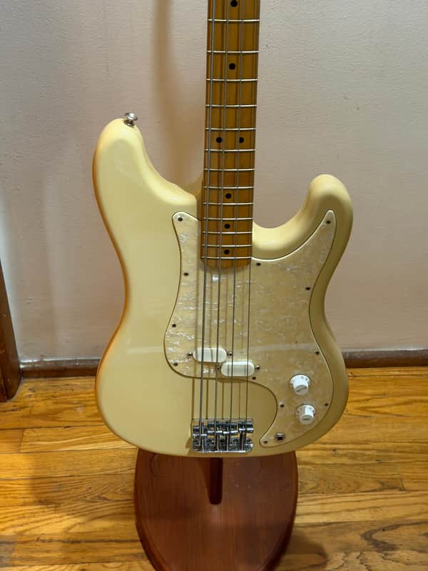 Fender Bullet Bass Deluxe (B-34) 1981 - 1983 | Reverb