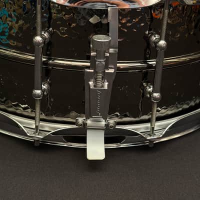 Ludwig LB417KT 14” x 6,5” Black Beauty Hammered snare drum imagen 6