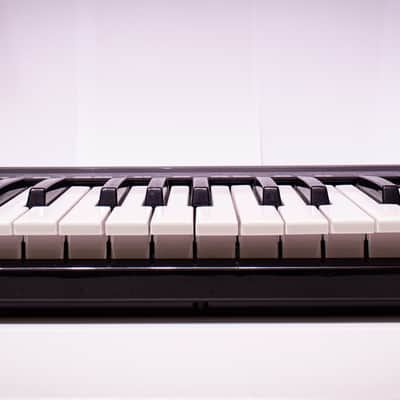 Line 6 Mobile Keys 25 MIDI Keyboard Controller Black image 2