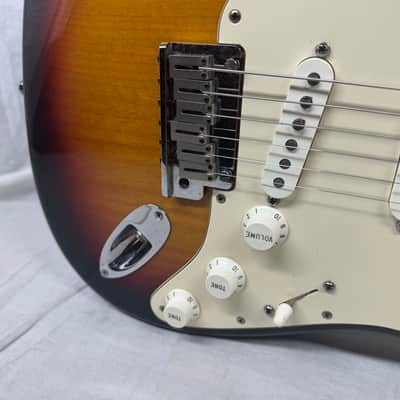 Fender American Stratocaster Guitar with Case 2000 - 3-Color Sunburst / Rosewood fingerboard image 5