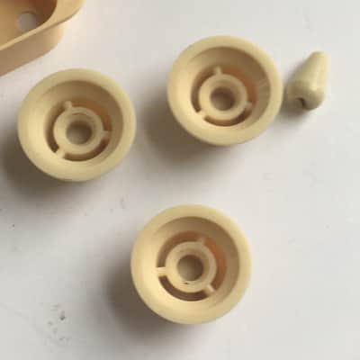 Cream Aged Relic Green Fonts Reissue Fender Strat Pickup Covers 3 Knobs Full Set image 12