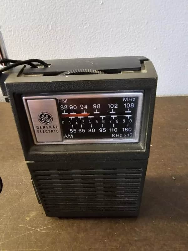 Vintage GE General Electric 7-2506A Handheld AM-FM Transistor Radio image 1