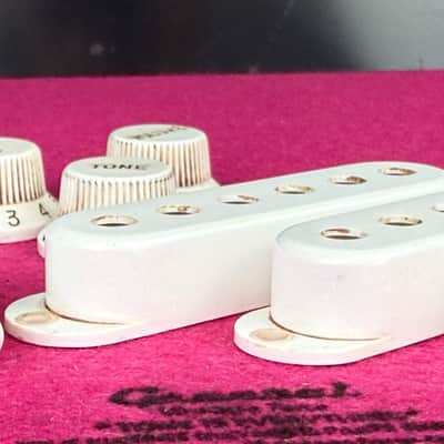 General Vintage Tone Full Ass. Pre cbs  covers / Knobs / tips fits Stratocaster®️ 50’s  round edges - White aged image 10