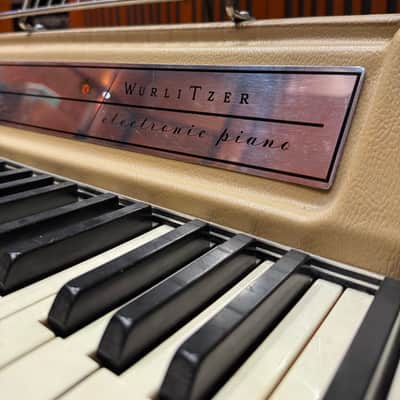 Wurlitzer 200 with 206 Cabinet (original 70s) - Cream image 4