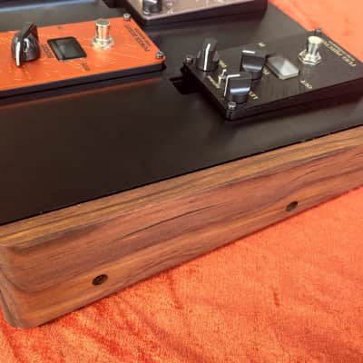 VOX VE-EXHB loaded pedalboard with 5 VOX effect pedals from the new fancy Valvenergy series with ,,Nutube" technology* Tube overdrive/Tube booster/Tube preamp EQ/Tube compressor/Tuner pedal*very rare board/was for VOX dealers only*list price 1199€ image 16