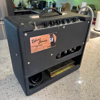 Fender Blues Junior 15-Watt 1x12" Guitar Combo image 6