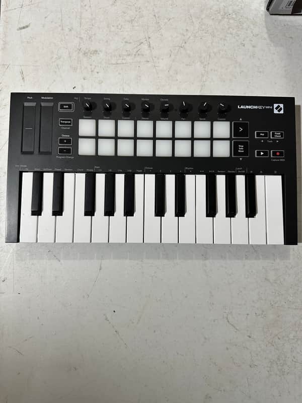 Novation Launchkey Mini MKIII MIDI Keyboard Controller 2019 - Present - Black image 1