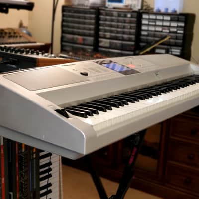 MUST SEE!!! YAMAHA DGX 305 SEMI-WEIGHTED 76-KEY DIGITAL PIANO IN AMAZING CONDITION! image 8
