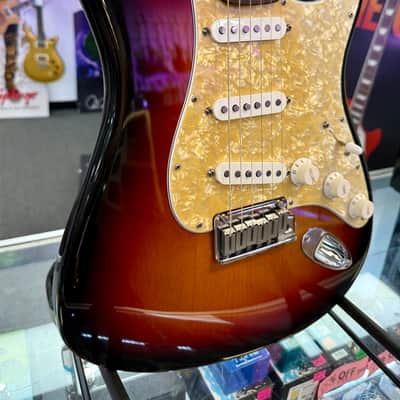 Fender American Stratocaster 2001, Sunburst with Case - Pre Owned image 4
