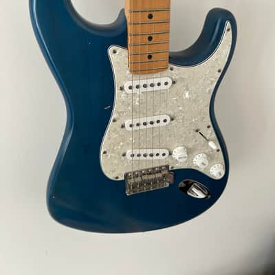 Fender Highway one Stratocaster with maple Fretboard 2003 - Sapphire Blue Transparent image 3