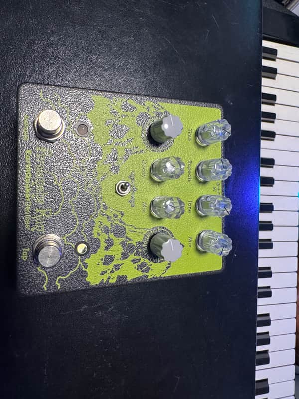 EarthQuaker Devices Avalanche Run Stereo Reverb & Delay with Tap Tempo V2