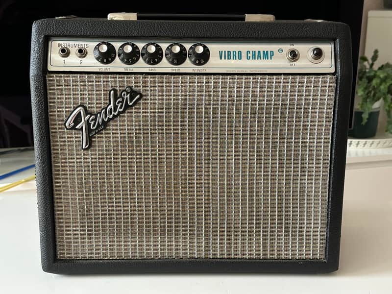 FENDER VIBRO CHAMP 1978 EU version 200-240 volt, incl. Footswitch image 1