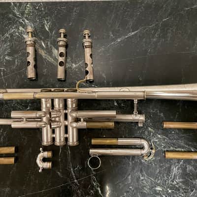 Conn 10B (New Era) (1935) (Medium Bore) Bb Trumpet SN 305159 image 2