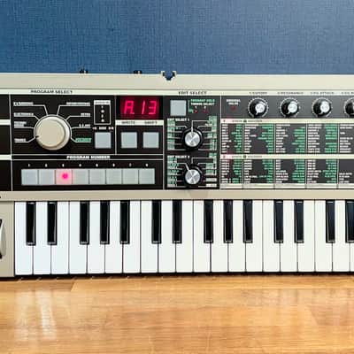 Korg MicroKORG 37-Key Synthesizer/Vocoder - Silver w/ Power Supply