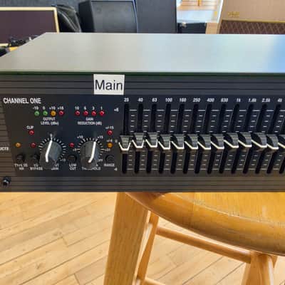 dbx 2215 Dual Channel 15-Band EQ/Limiter with Type III Noise Reduction - Black image 2