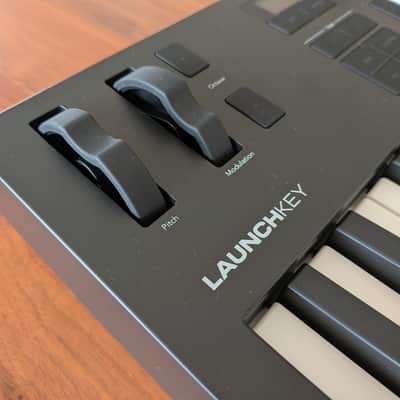 Novation Launchkey 37 MKIV MIDI Keyboard Controller - Black image 7