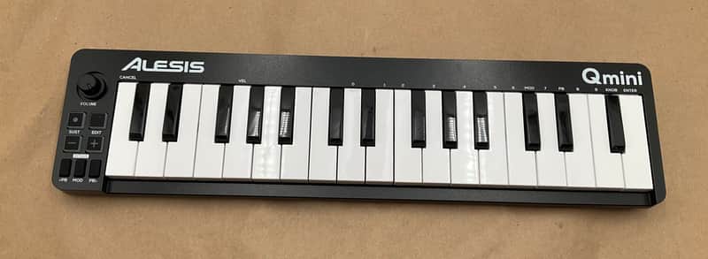 Alesis Qmini Compact 32-Key USB-MIDI Controller 2021 - Black
