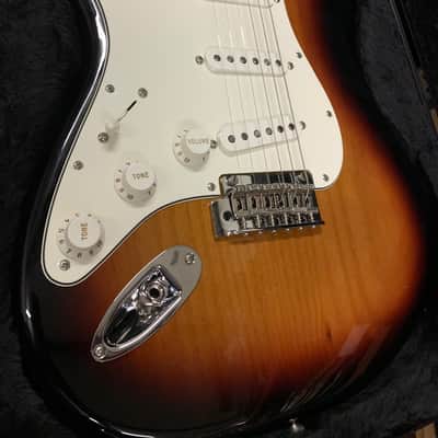 Fender Player Stratocaster Left-Handed with Maple Fretboard 2019 - Present - 3-Color Sunburst image 1