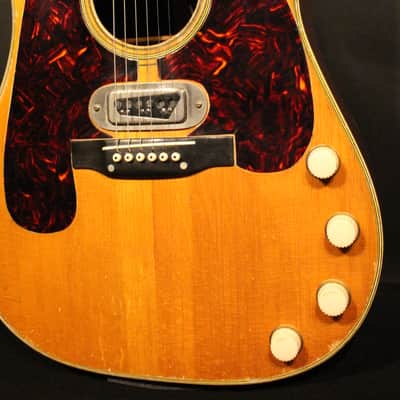 1959 Martin D 28 E natural with a non original hardshell case image 4